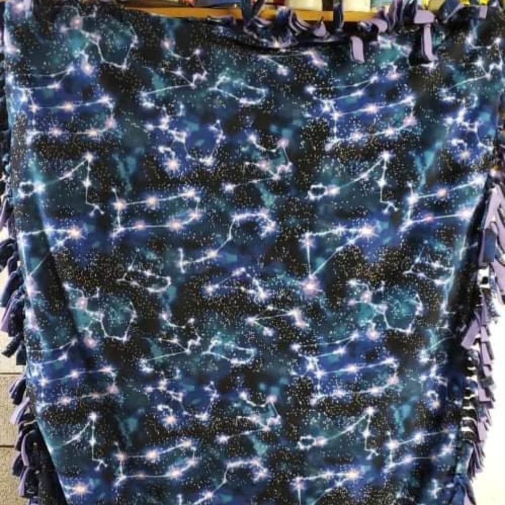 Blanket- twist tie 'galaxy' with solid lilac on reverse